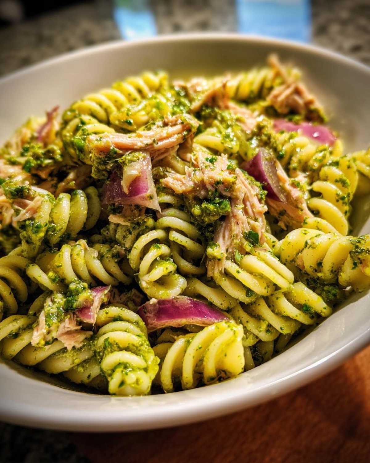Pesto tuna pasta salad - detail 1