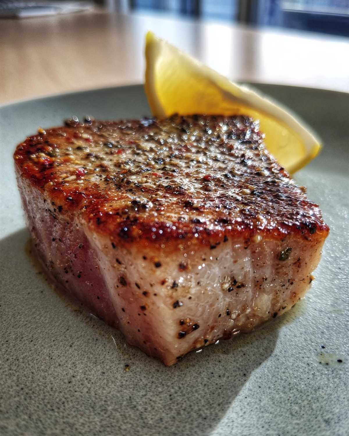 Seared tuna steak with lemon pepper - detail 4
