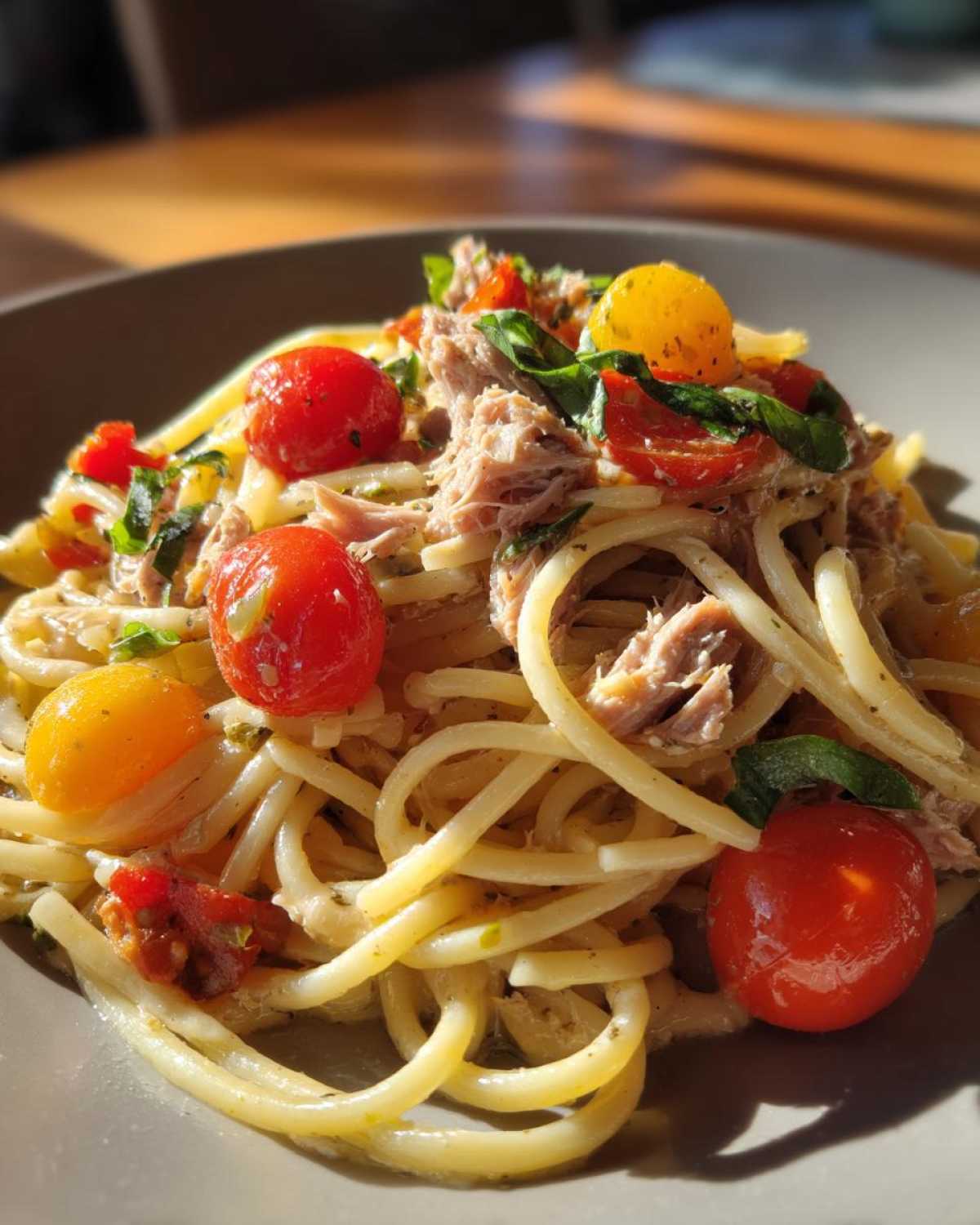 Tomato basil tuna pasta - detail 1
