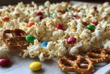 Christmas Popcorn Crunch