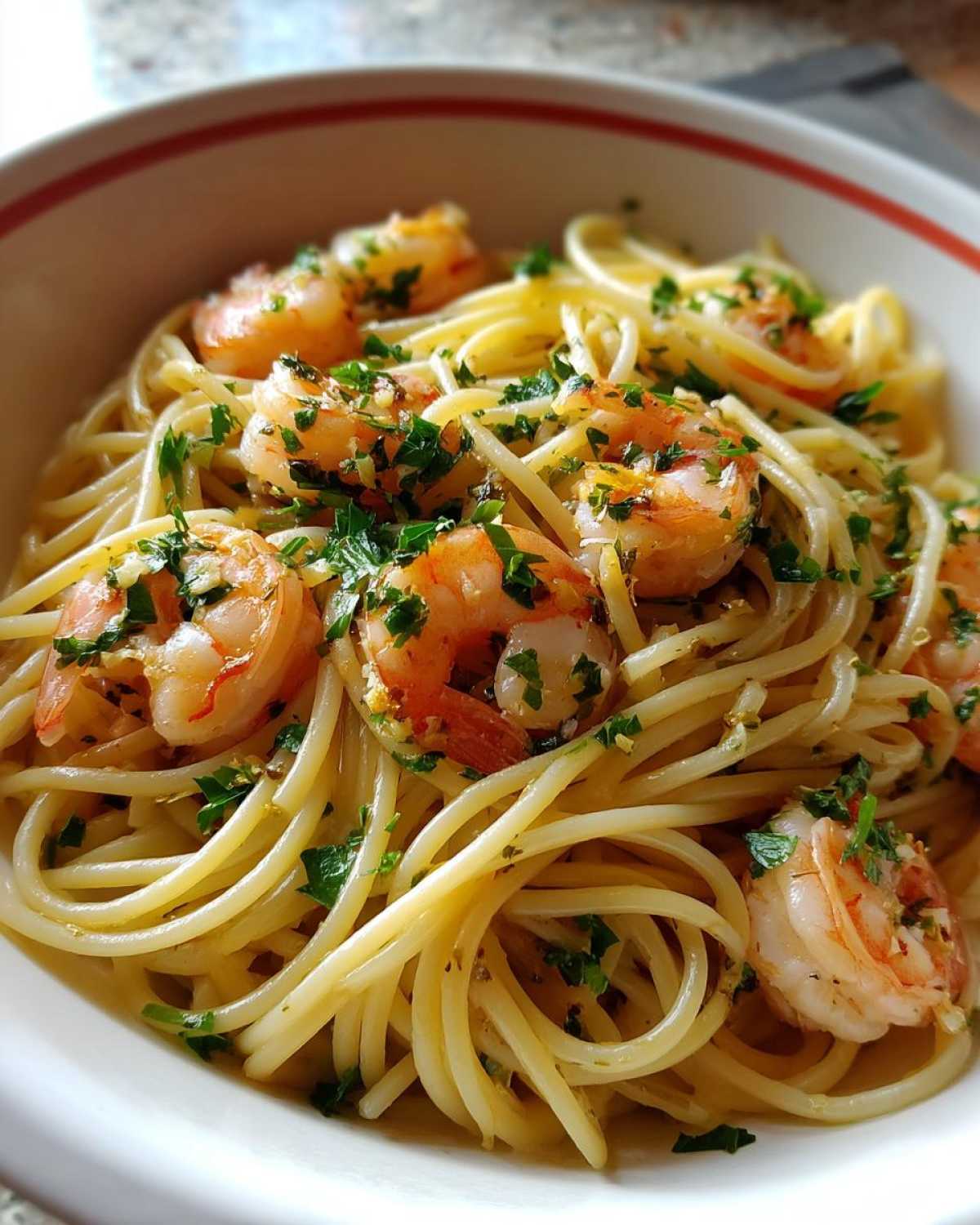 Spaghetti Aglio e Olio with Shrimp - detail 1